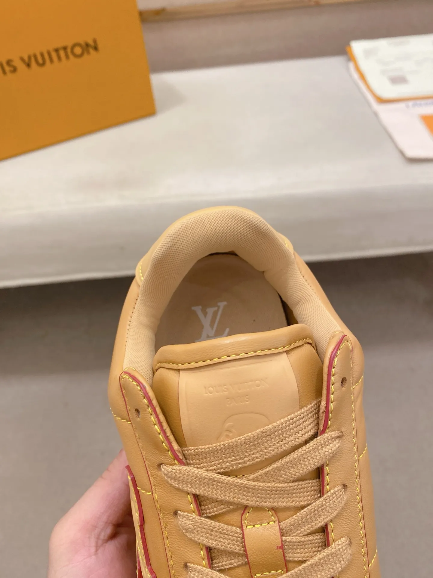 Men's shoes💰: Couple style 700💰LOUIS VUITTON Footint Soccer sneakers‼ ️ The top version, the same sneakers for LV couples. You will look fashionable when you wear them. This Footint Soccer sneaker was unveiled in the 2025 spring and summer series fashion show. The tongue is embellished with the Lvers United badge inspired by the football team. The rubber sole of the foot is decorated with multiple Louis Vuitton logos. The original latest packaging. Fabric: original imported cowhide. Lining: original imported breathable mesh. Foot pad: original injection molding pad. Outsole: original molded T combination outsole. Size: 35-45.
